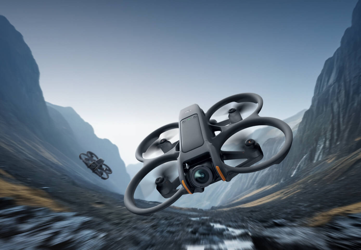 DJI Avata 2 en vuelo FPV sobre un paisaje de montaña