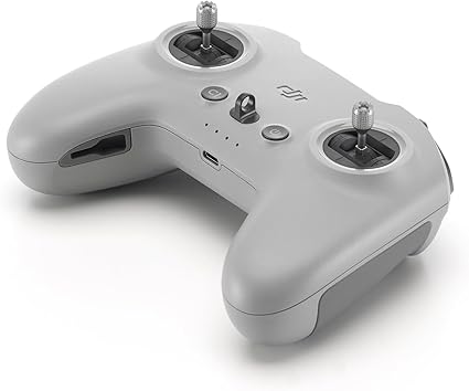 Vista lateral del Control remoto 3 DJI FPV con diseño compacto y controles para pilotaje de drones