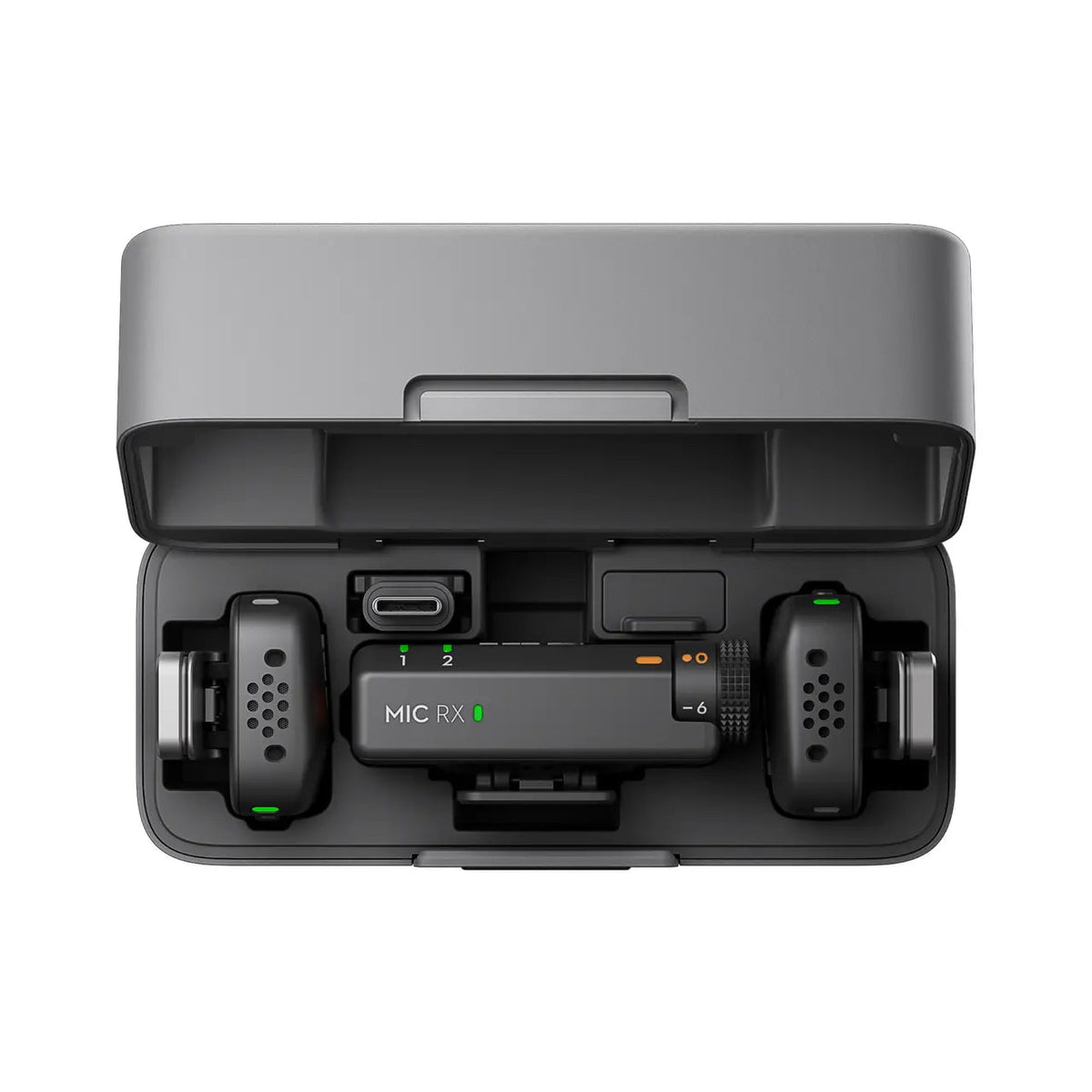 Interior del estuche DJI Mic Mini con transmisores y receptor organizados para transporte y carga