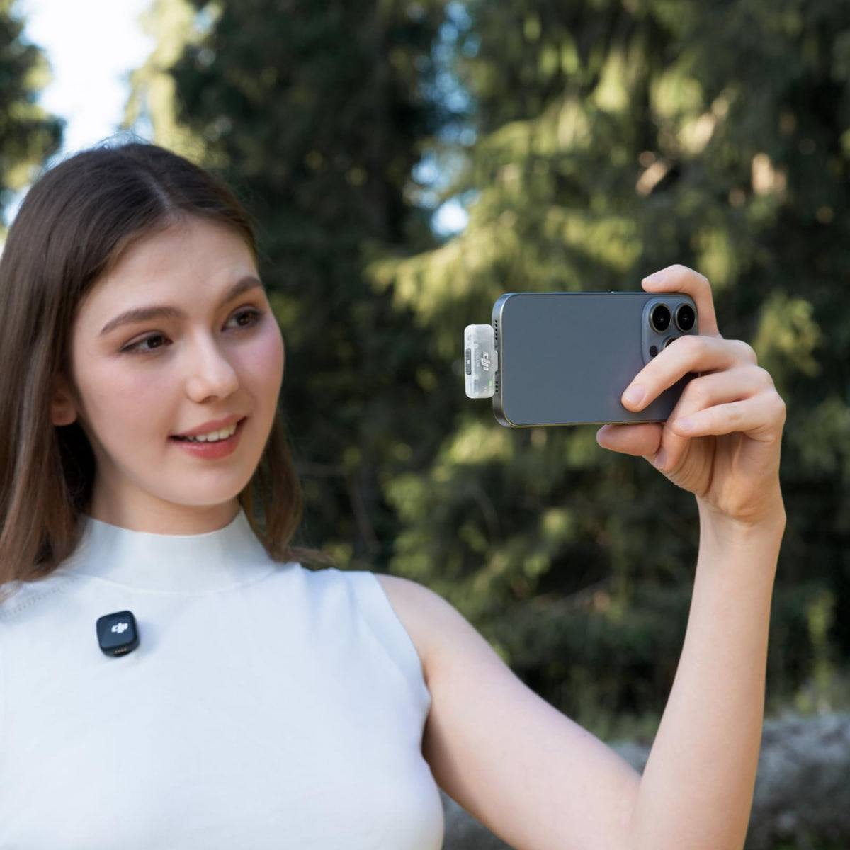 Receptor móvil DJI Mic conectado a un smartphone para grabar audio inalámbrico durante la creación de contenido