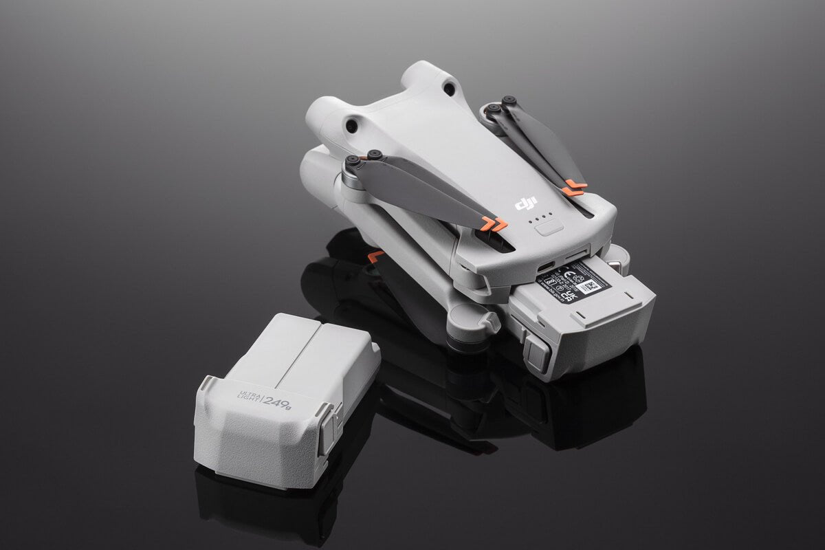 Batería de Vuelo Inteligente para DJI Mini 3 y DJI Mini 3 Pro junto al dron, diseñada para ampliar el tiempo de vuelo