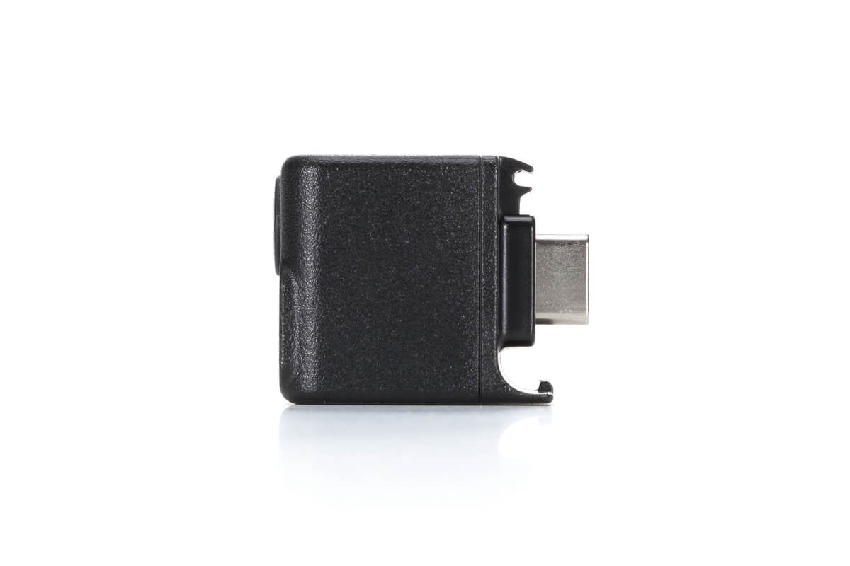 Vista lateral del adaptador de audio de 3.5 mm para DJI Osmo Action y grabación con micrófono externo