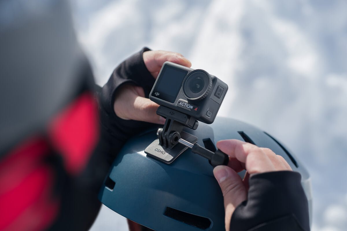 DJI Osmo Action con base adhesiva curva para montar la cámara de forma segura en un casco de ciclismo