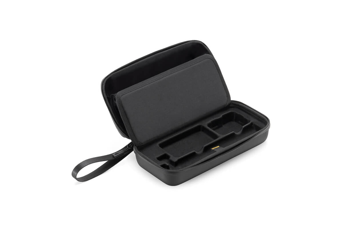 Interior de la bolsa de transporte DJI Osmo Action con compartimentos para cámara y accesorios