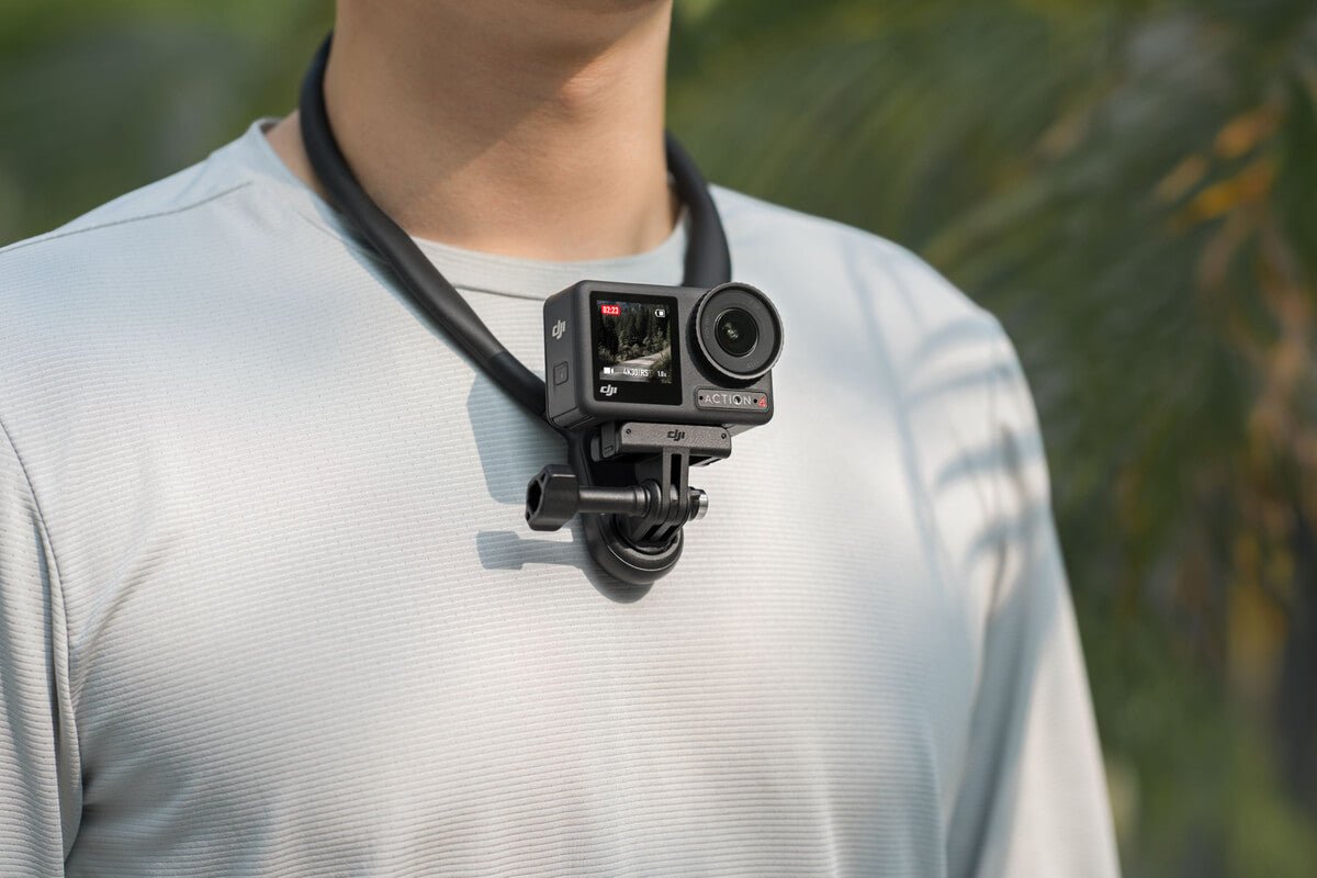 Soporte colgante de cuello DJI Osmo Action utilizado para capturar videos POV sin sujetar la cámara