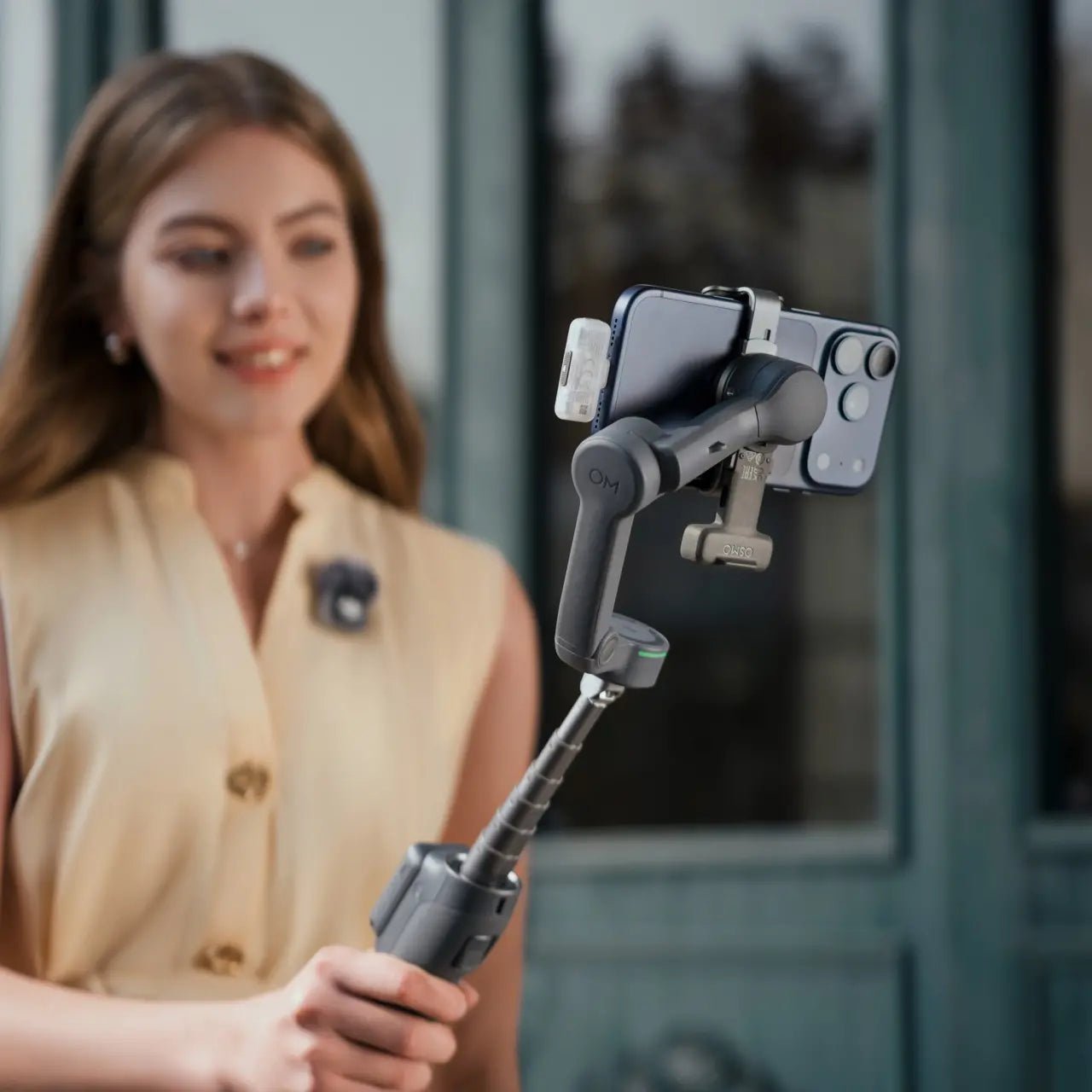 DJI Osmo Mobile 8P utilizado con smartphone para grabar videos estables y seguir al sujeto automáticamente
