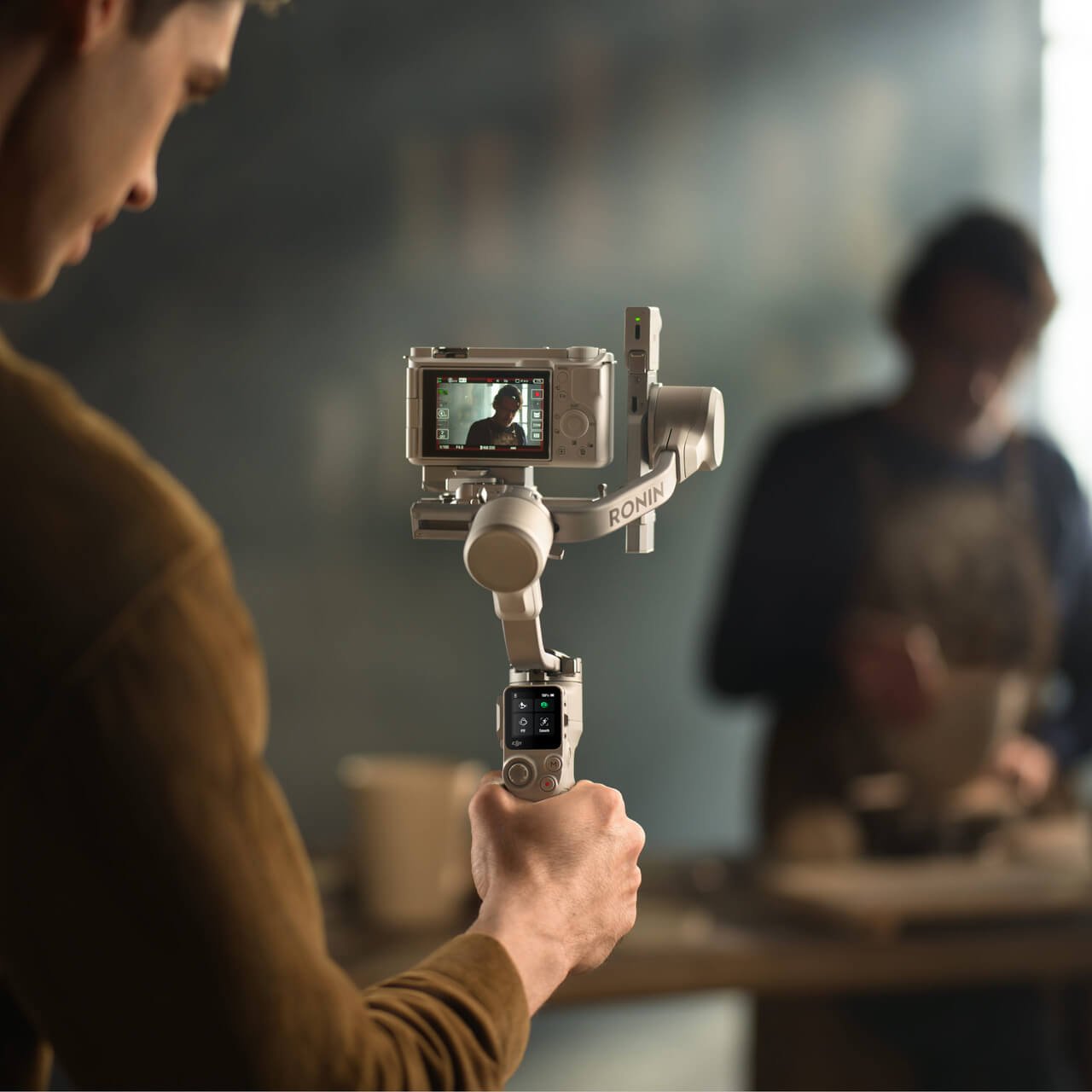 DJI RS 4 Mini utilizado para estabilizar la cámara durante grabaciones de video en movimiento