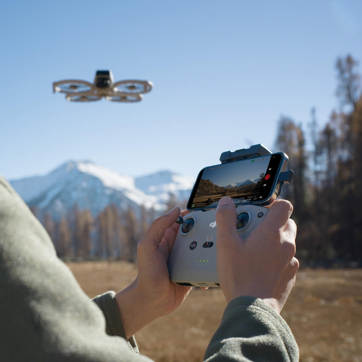DJI Flip volando al aire libre con control remoto para capturar fotos y video aéreo en 4K
