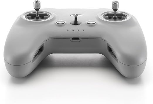 Control remoto 3 DJI FPV con joysticks y controles diseñados para mejorar la precisión de pilotaje