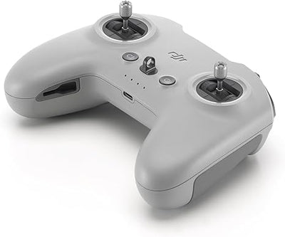 Control remoto 3 DJI FPV visto en ángulo con diseño ergonómico para vuelos y maniobras precisas