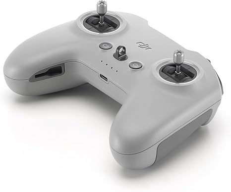 Control remoto 3 DJI FPV visto en ángulo con diseño ergonómico para vuelos y maniobras precisas
