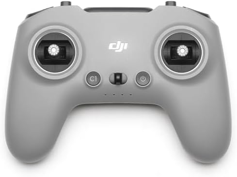 Vista frontal del Control remoto 3 DJI FPV con joysticks para un control preciso durante el vuelo