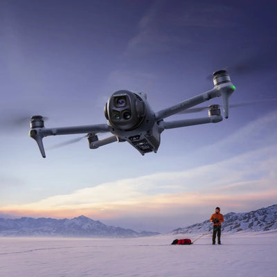 DJI Mavic 4 Pro volando sobre un paisaje de montaña para fotografía y video aéreo profesional