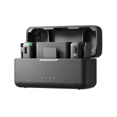 Estuche abierto de DJI Mic 2 con transmisores y receptor organizados para transporte