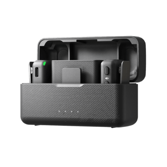 Estuche abierto de DJI Mic 2 con transmisores y receptor organizados para transporte