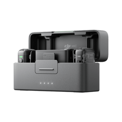 Estuche abierto DJI Mic 3 con sistema de micrófono inalámbrico listo para usar