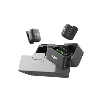 DJI Mic 3 con estuche de carga abierto para organizar transmisores y receptor