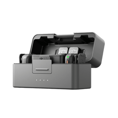 Estuche DJI Mic 3 con transmisores y receptor organizados para carga y transporte
