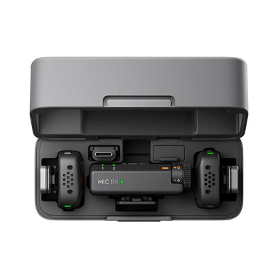 Interior del estuche DJI Mic Mini con transmisores y receptor organizados para transporte y carga