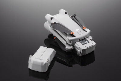 Batería de Vuelo Inteligente para DJI Mini 3 y DJI Mini 3 Pro junto al dron, diseñada para ampliar el tiempo de vuelo