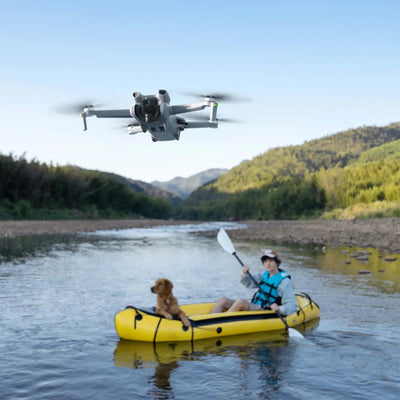DJI Mini 3 volando sobre un paisaje natural para fotografía y video aéreo