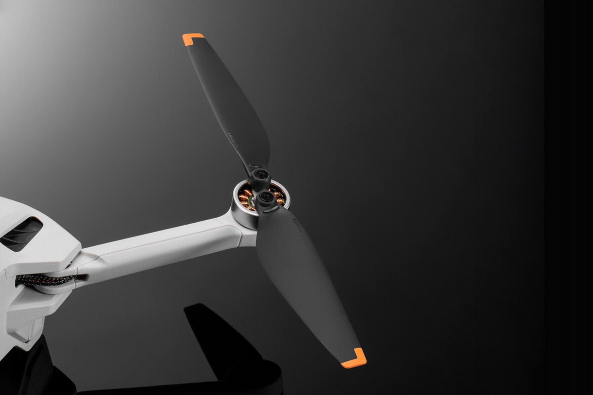 Hélices DJI Mini 3 instaladas en el dron, diseñadas para mejorar la eficiencia aerodinámica y la propulsión
