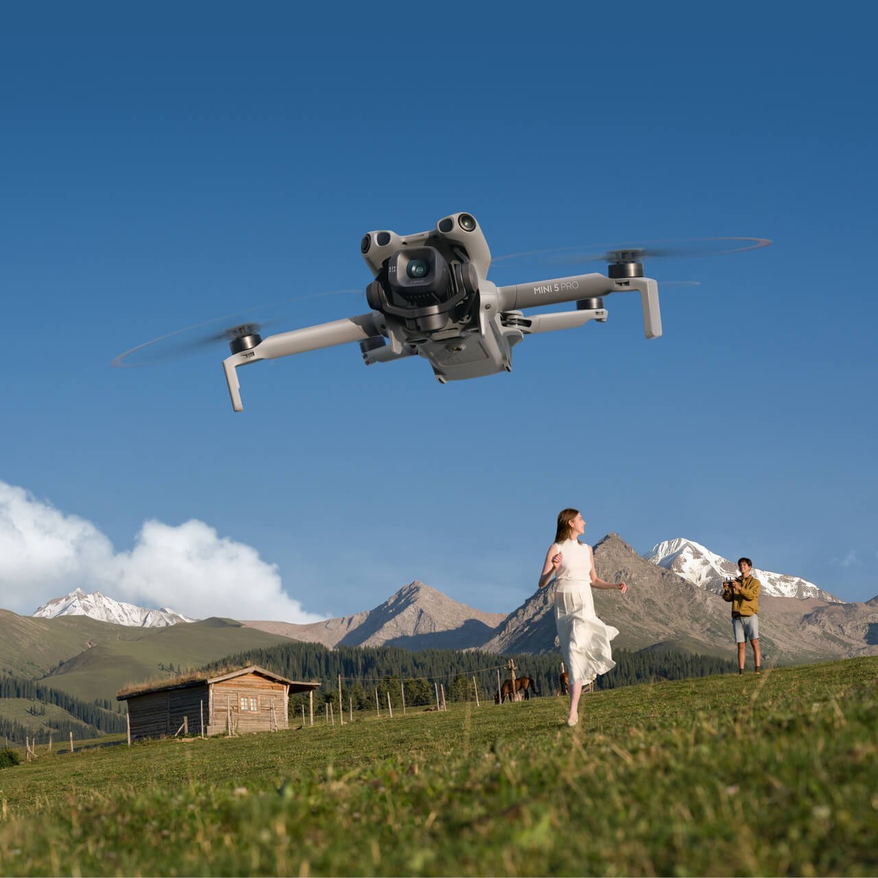 DJI Mini 5 Pro volando al aire libre para capturar paisajes y video aéreo de alta calidad