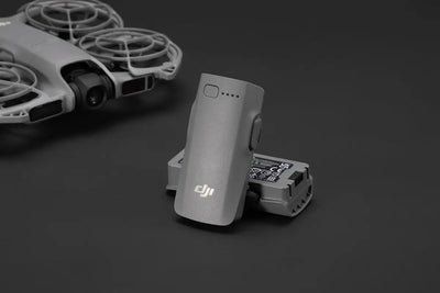 Batería de Vuelo Inteligente DJI Neo 2 junto al dron, diseñada para ofrecer hasta 19 minutos de autonomía