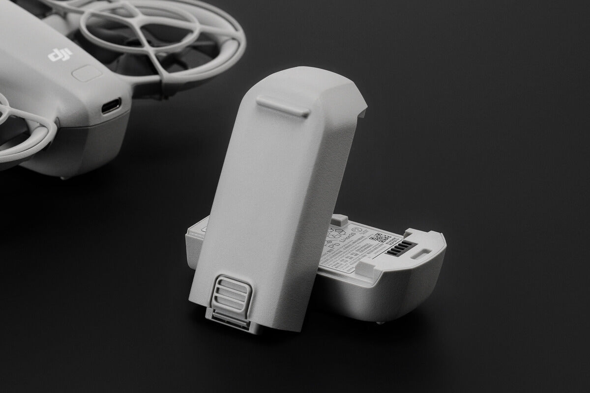 Batería de Vuelo Inteligente DJI Neo junto al dron, diseñada para ofrecer hasta 18 minutos de autonomía de vuelo