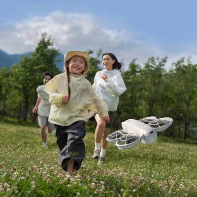 DJI Neo siguiendo a personas al aire libre para grabar video 4K de forma estable y sencilla