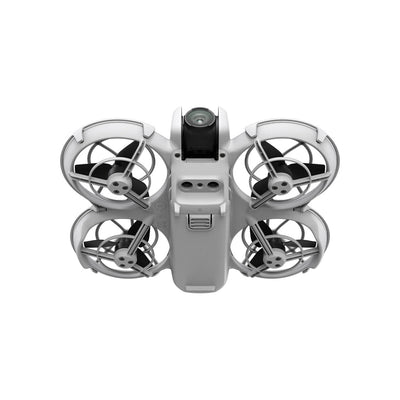 Vista frontal del DJI Neo, drone compacto de 135 g con protectores de hélices integrados
