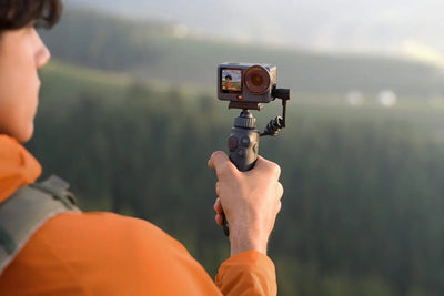 DJI Osmo Action con asa de batería bidireccional para grabar a mano y ampliar la autonomía de la cámara