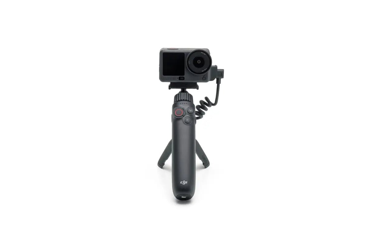 DJI Osmo Action montada en asa de batería bidireccional para prolongar el tiempo de funcionamiento