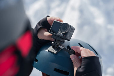 DJI Osmo Action con base adhesiva curva para montar la cámara de forma segura en un casco de ciclismo