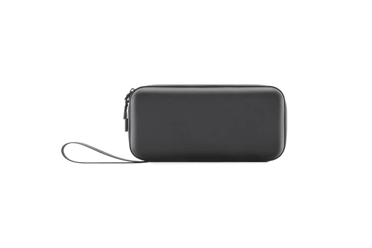 Vista frontal de la bolsa de transporte DJI Osmo Action con correa para llevarla cómodamente