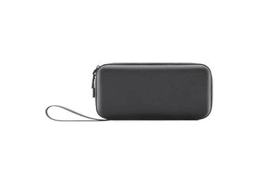 Vista frontal de la bolsa de transporte DJI Osmo Action con correa para llevarla cómodamente
