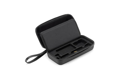 Interior de la bolsa de transporte DJI Osmo Action con compartimentos para cámara y accesorios
