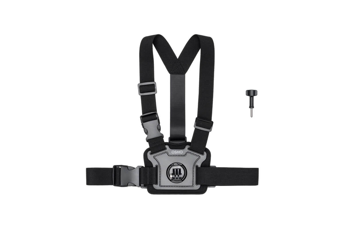Vista frontal de la correa de pecho DJI Osmo Action con soporte ajustable para cámara