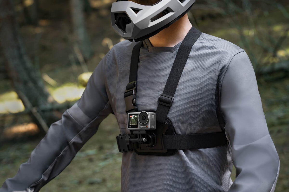 Correa de pecho DJI Osmo Action usada al aire libre para capturar videos POV con las manos libres