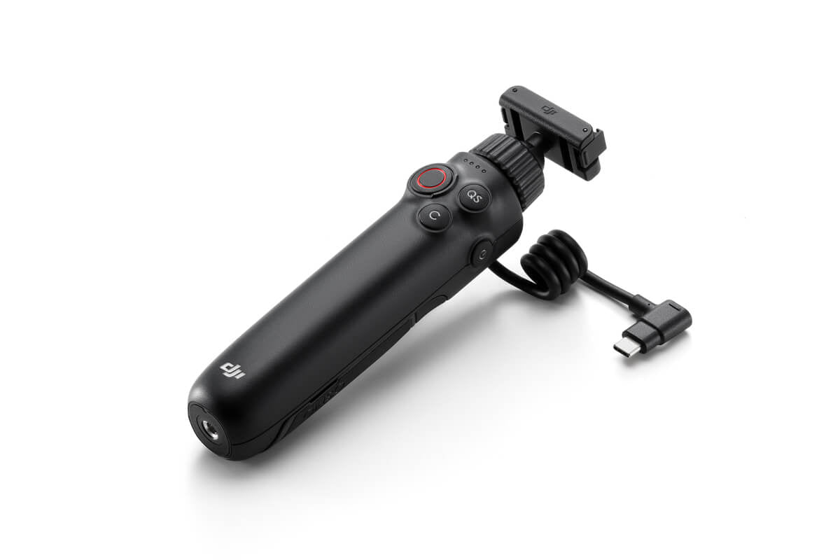 Detalle de la empuñadura de carga DJI Osmo Action con articulación y compatibilidad con trípode