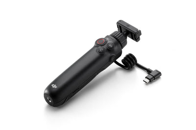 Detalle de la empuñadura de carga DJI Osmo Action con articulación y compatibilidad con trípode