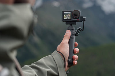 DJI Osmo Action con empuñadura de carga multifuncional para grabar y ampliar la autonomía de la cámara