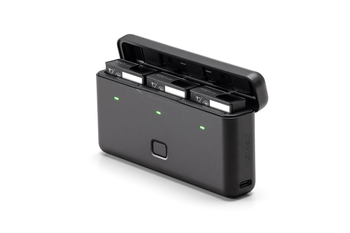 Estuche multifuncional de baterías 2 DJI Osmo Action abierto con espacio para tres baterías