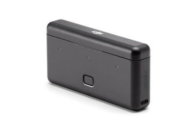 Vista lateral del estuche de baterías 2 DJI Osmo Action con diseño compacto y portátil