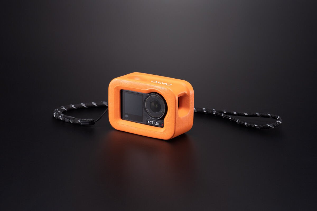 DJI Osmo Action con estuche flotante naranja y correa para mayor seguridad durante actividades acuáticas