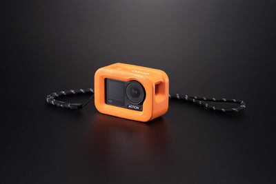 DJI Osmo Action con estuche flotante naranja y correa para mayor seguridad durante actividades acuáticas