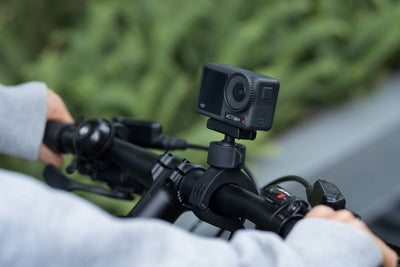 DJI Osmo Action con minisoporte para manillar de bicicleta para grabar recorridos y tomas POV