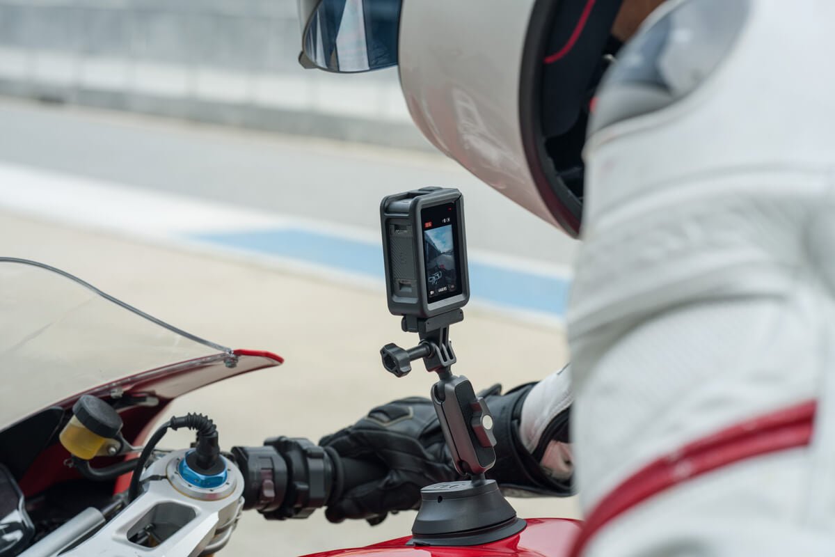 DJI Osmo Action con soporte de ventosa instalado en una motocicleta para grabar recorridos y videos POV