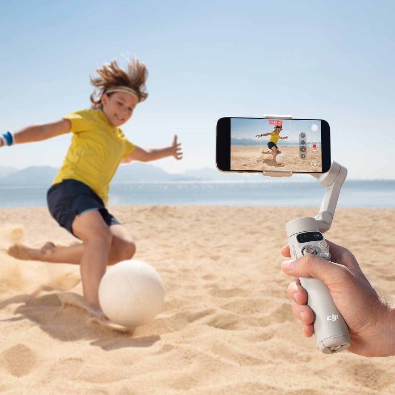 DJI Osmo Mobile 7 estabilizando un smartphone para grabar movimientos y actividades al aire libre