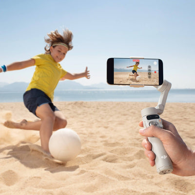 DJI Osmo Mobile 7 estabilizando un smartphone para grabar movimientos y actividades al aire libre